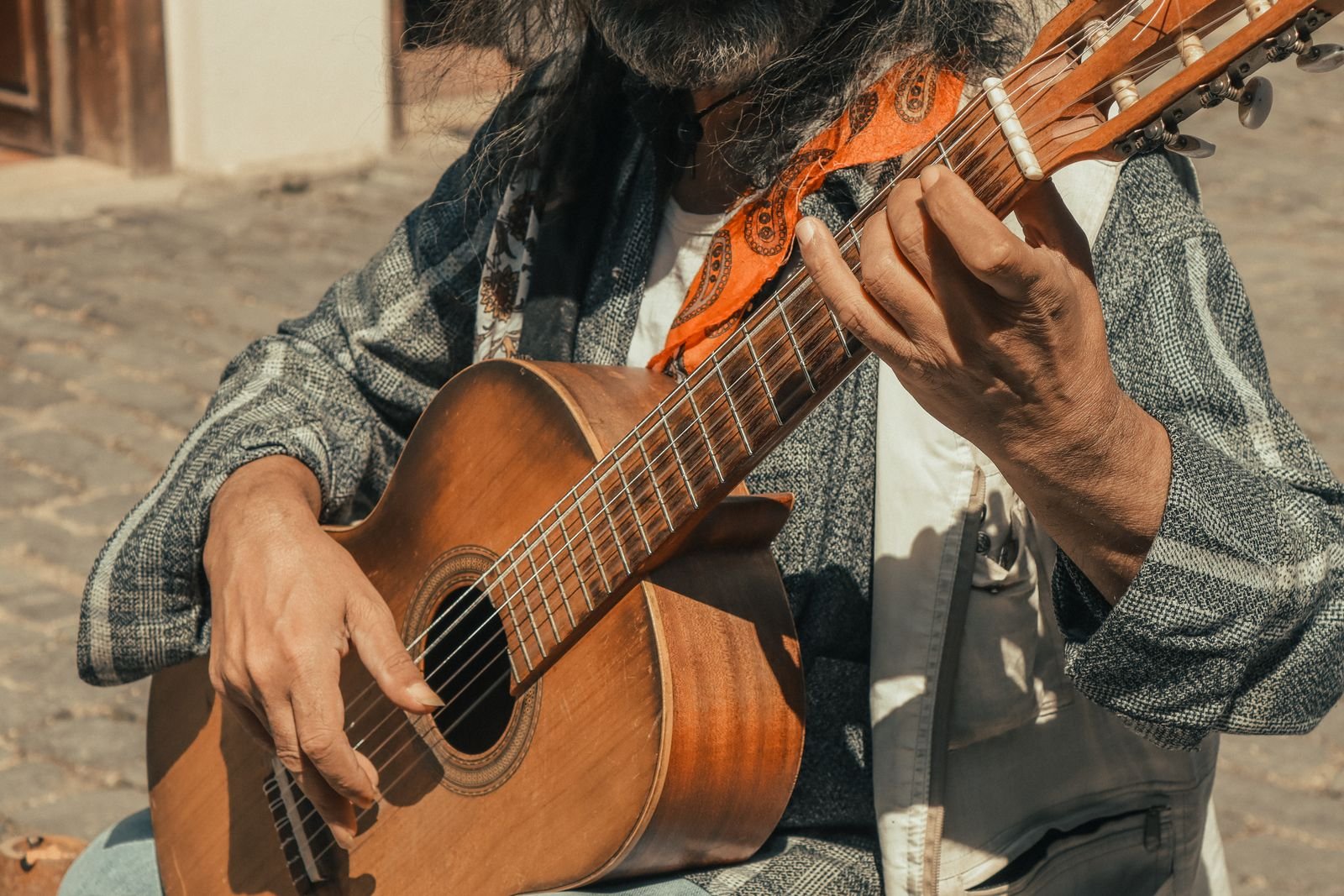 Aluno tocando violão